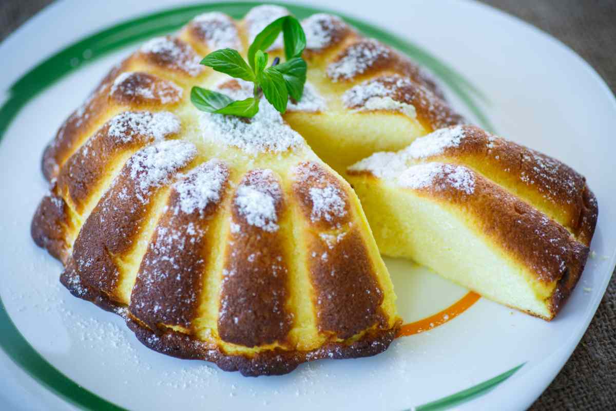 Torta di ricotta senza glutine tagliata in un piatto