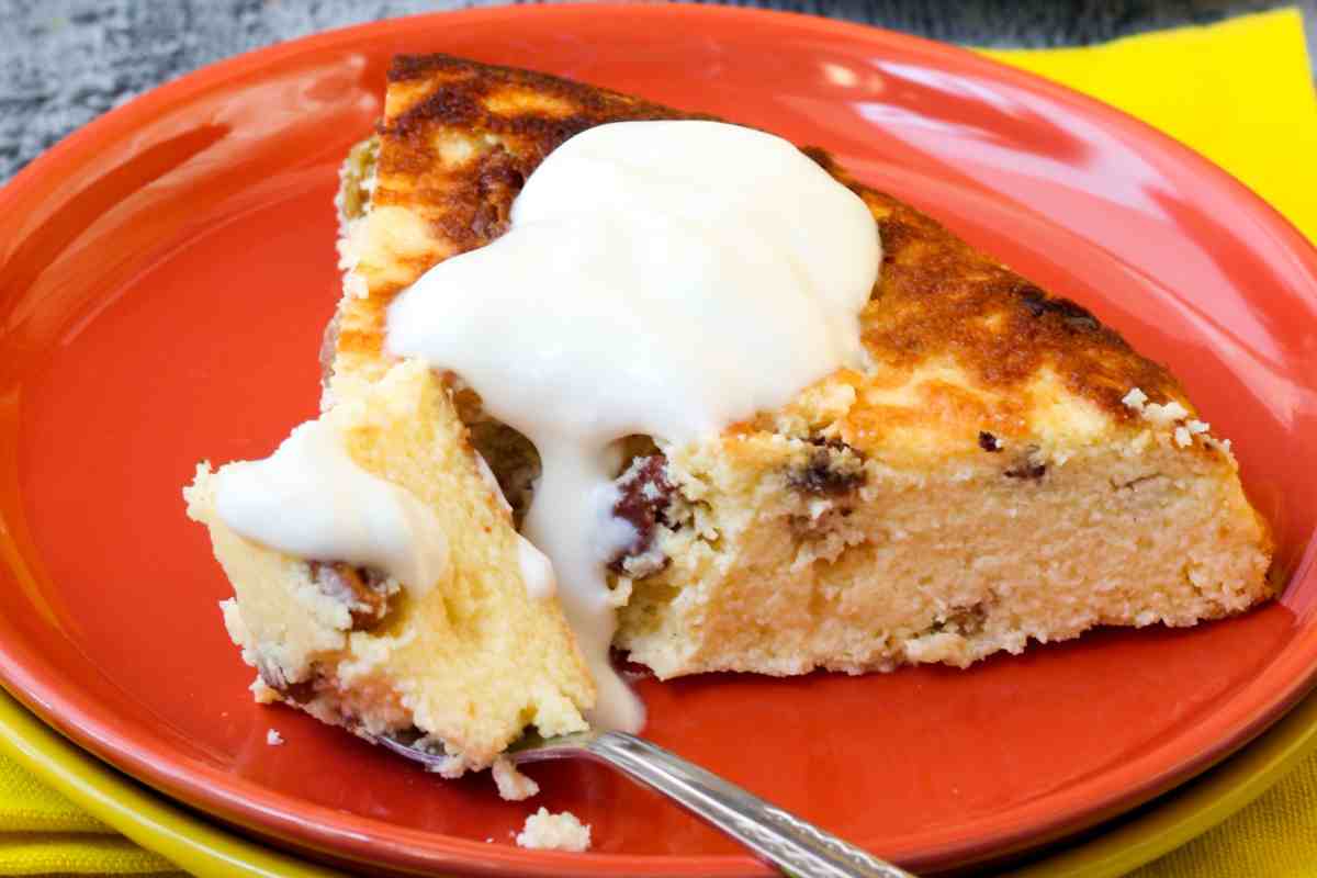 fetta di torta di riso e ricotta in un piatto con una pallina di gelato
