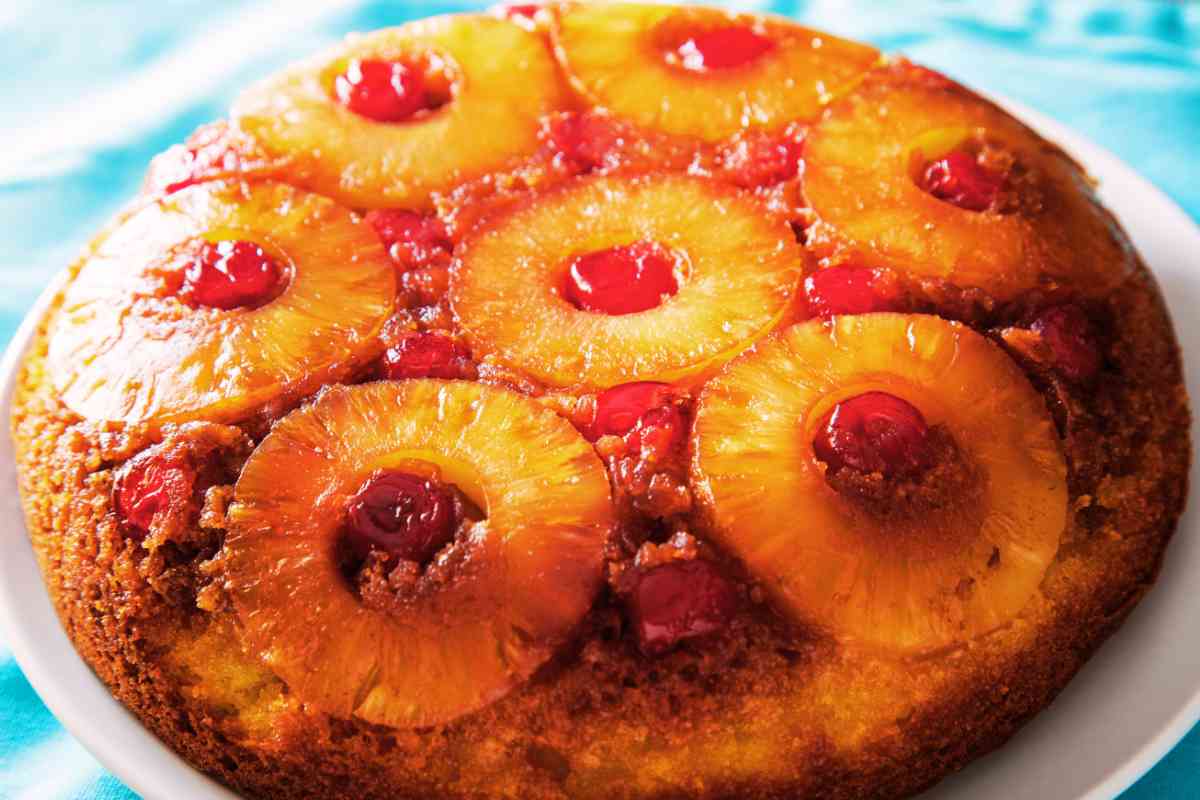 Torta rovesciata all'ananas senza burro in un piatto bianco