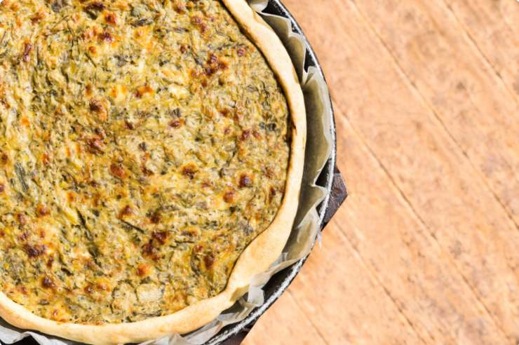 Torta salata su un ripiano di legno