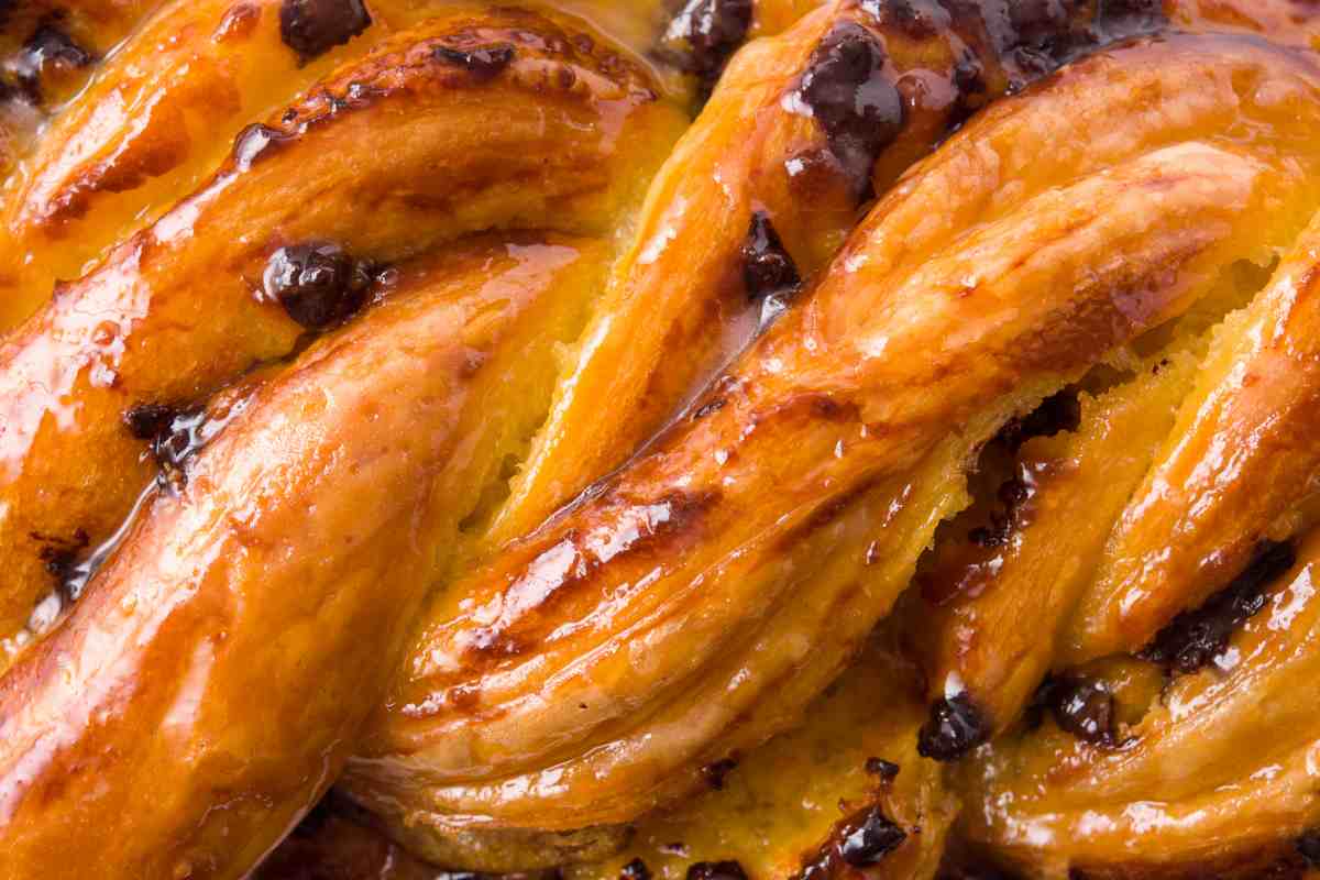 Treccia brioche al cioccolato vista da molto vicino dall'alto