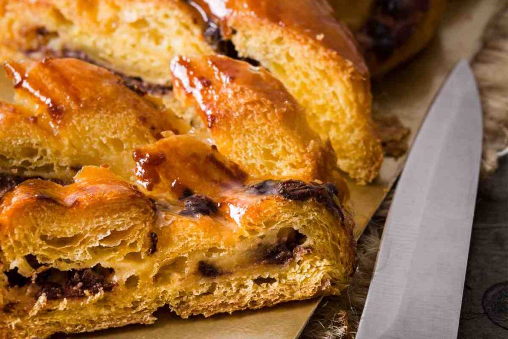 Treccia brioche al cioccolato con crema tagliata a fette