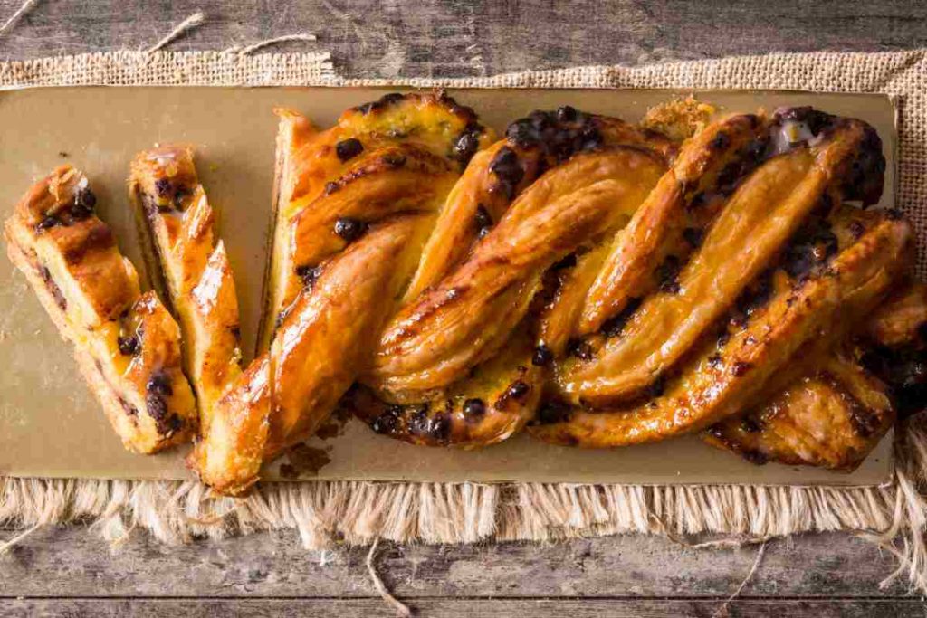 Treccia brioche al cioccolato vista dall'alto su un vassoio