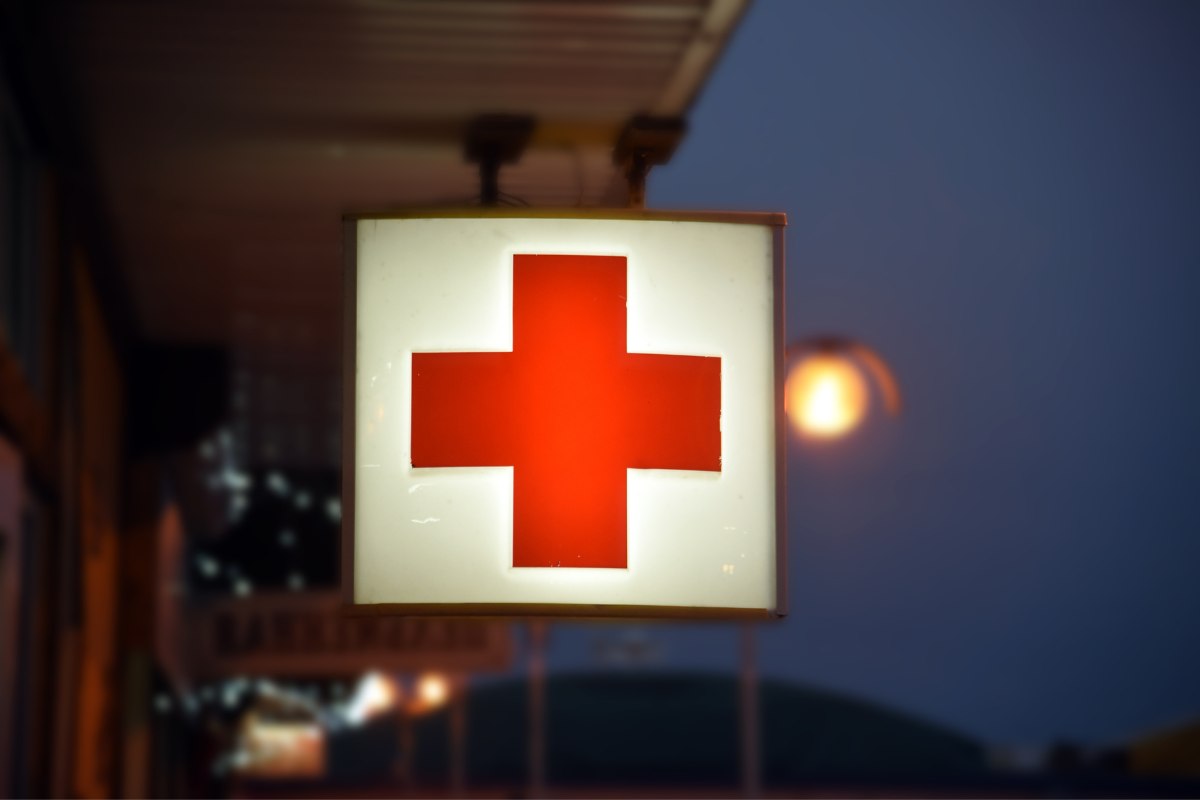 L'insegna luminosa di un pronto soccorso