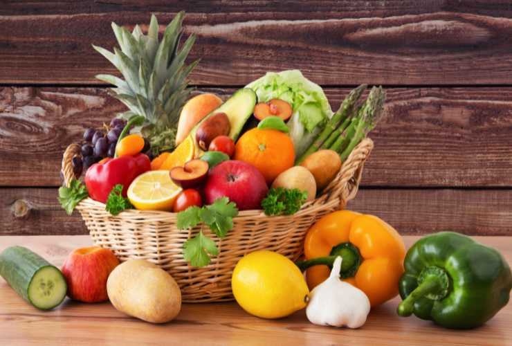 cesta di frutta e verdura sul tavolo