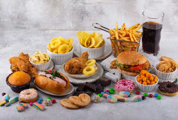 alimenti da fast food sul tavolo