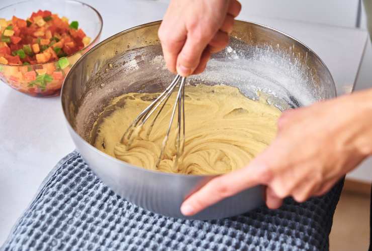 sbattere l'impasto a mano con una frusta