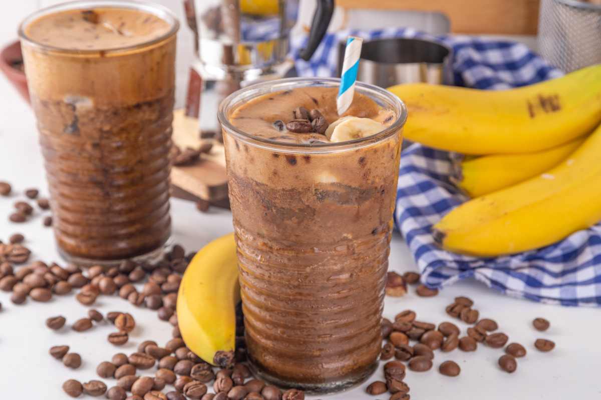 bicchieri di bevanda al caffè e alla banana