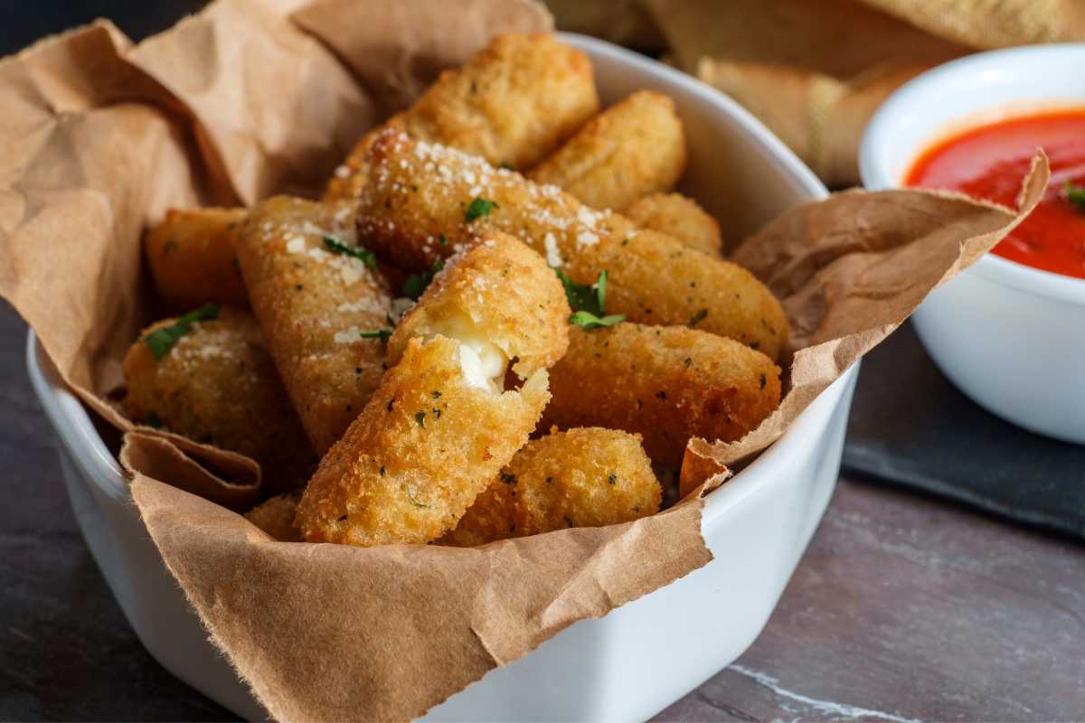 ciotolina con stick di mozzarella fritti
