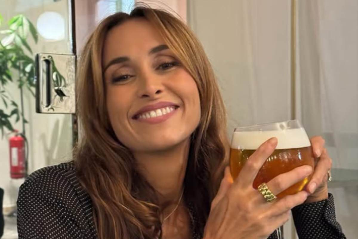 benedetta parodi che sorride con in mano un bicchiere di birra