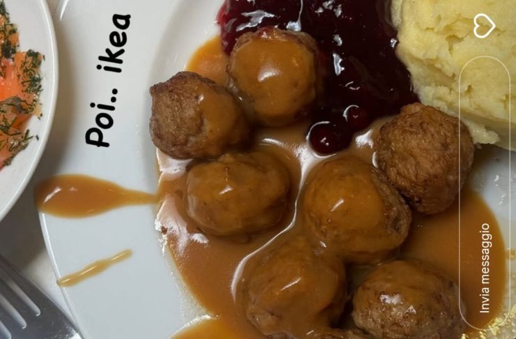 polpette dell'ikea con accanto salsa e purè