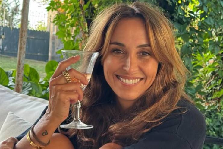 benedetta parodi che sorride con in mano un bicchiere di vino