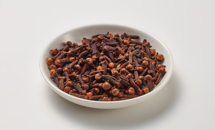 ciotolina con chiodi di garofano 