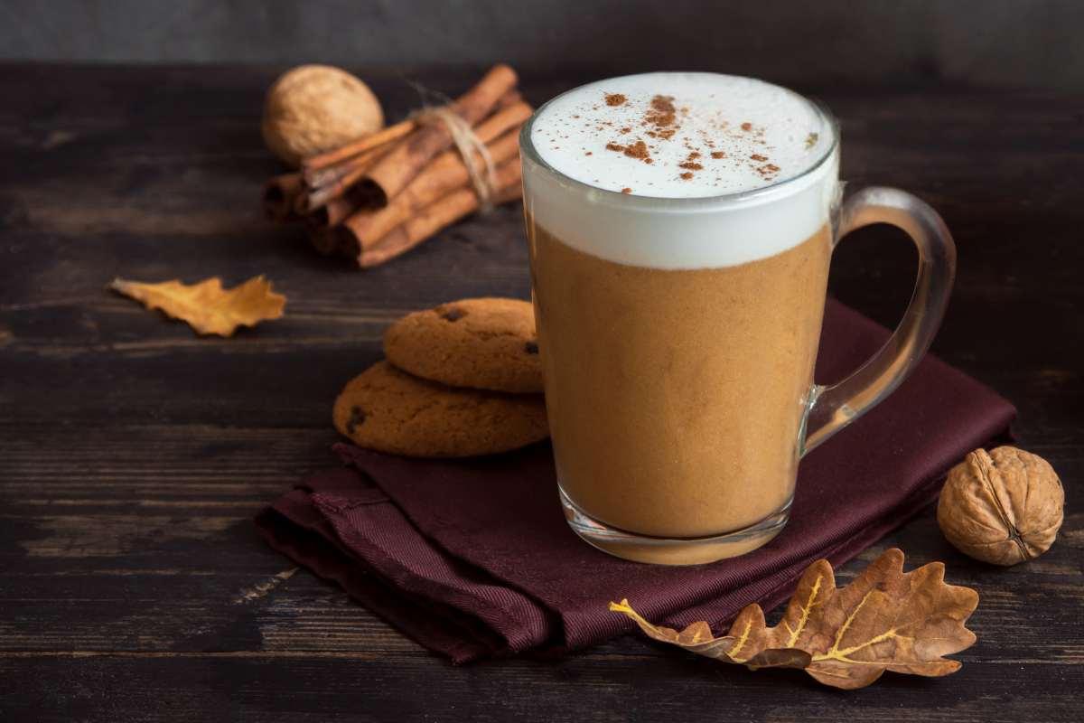 tazza di cappuccino alla zucca