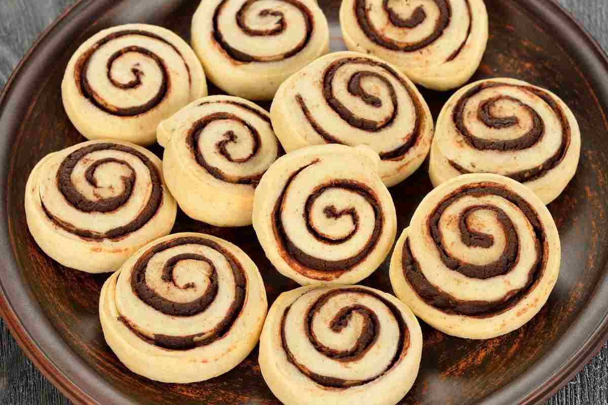 frolla arrotolata a fette con farcitura al cioccolato