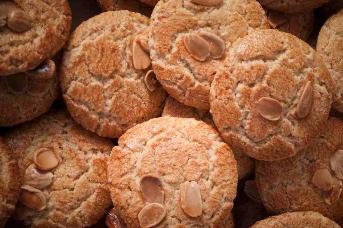 tanti biscotti alle mandorle