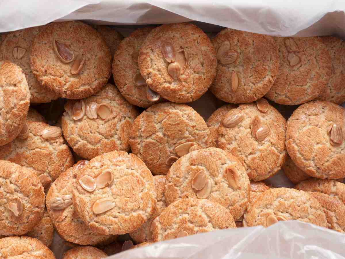 dei biscotti alle mandorle in una cesta
