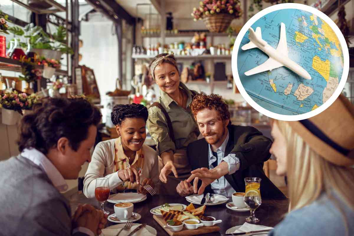 persone al ristorante e mappamondo
