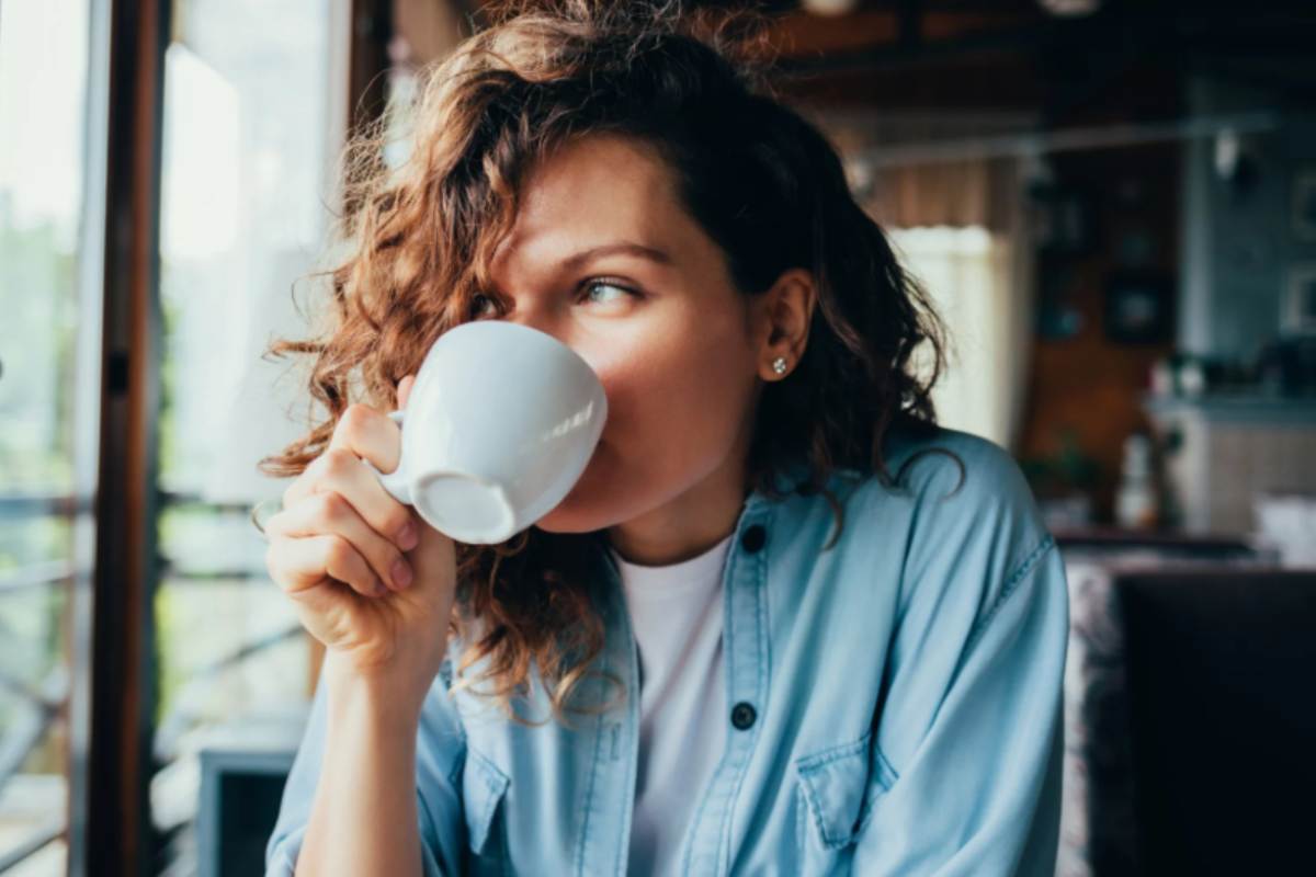 donna che beve una tazzina di caffè