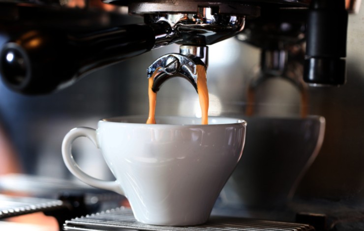 tazzina sotto la macchinetta del caffè