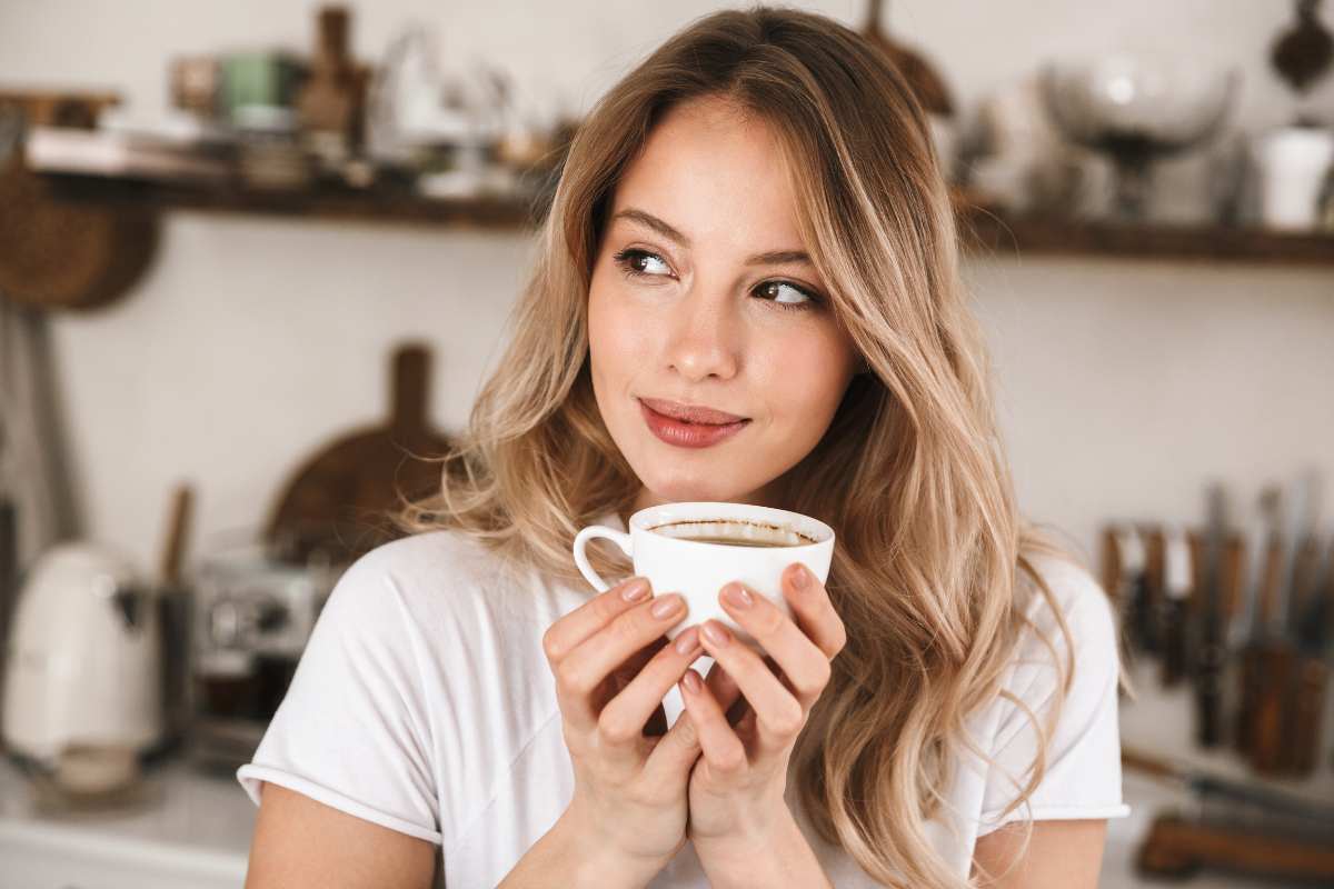 ragazza felice che beve caffè