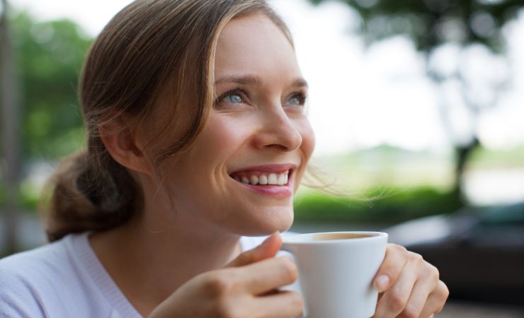 donna che beve caffè