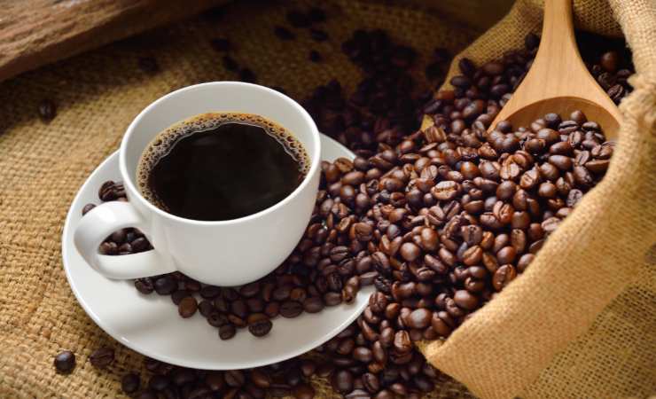 tazzina e chicchi di caffè