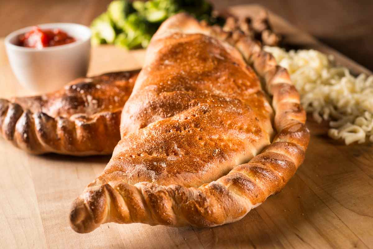 calzoni ripieni su tavolo di legno