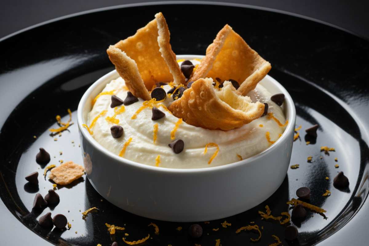 una ciotola contenente crema di cannolo con gusci rotti come decorazione