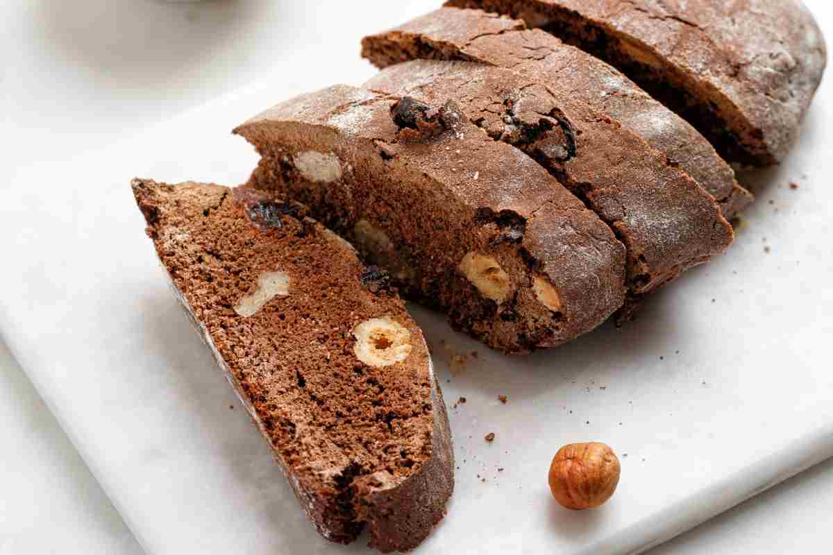 cantucci al cacao con nocciole su un piatto