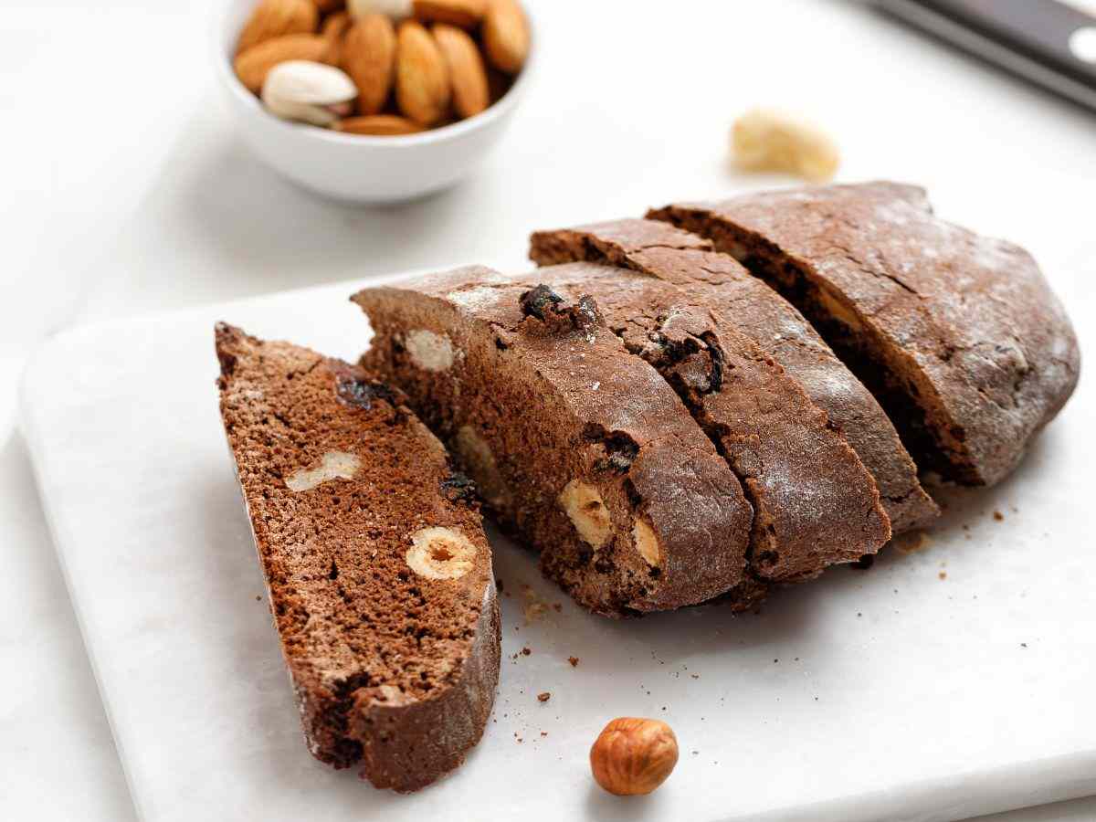 cantucci con nocciole, cioccolato a fette