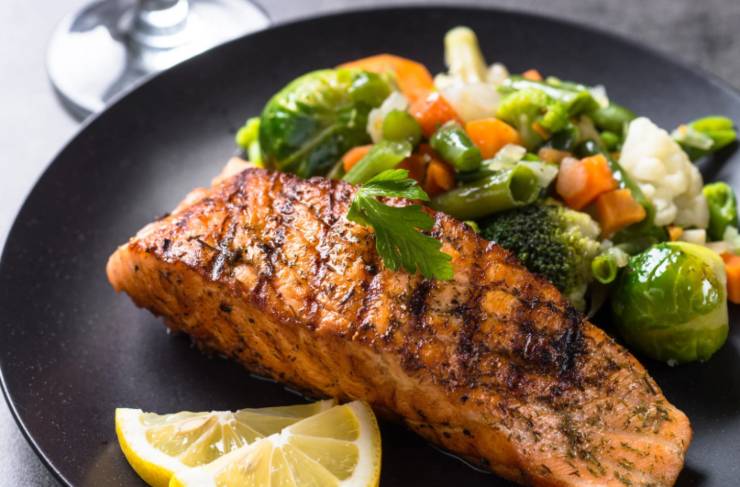 filetto di salmone alla griglia con contorno di verdure 