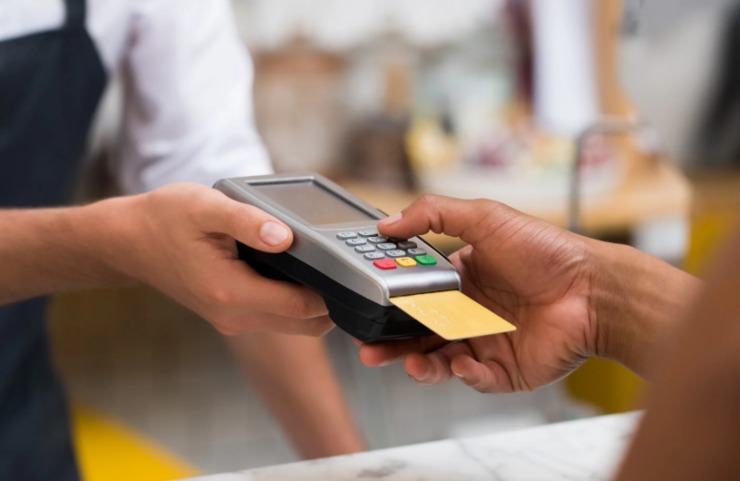persona che paga con il bancomat