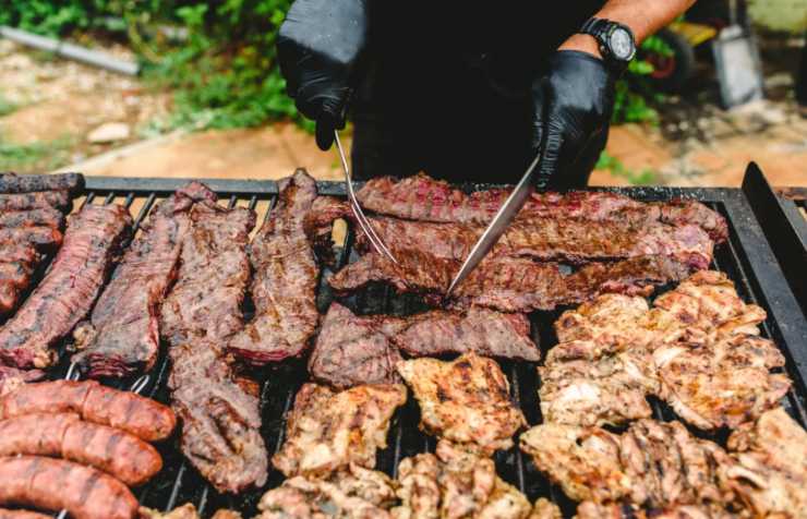 bistecche e salsicce sulla griglia