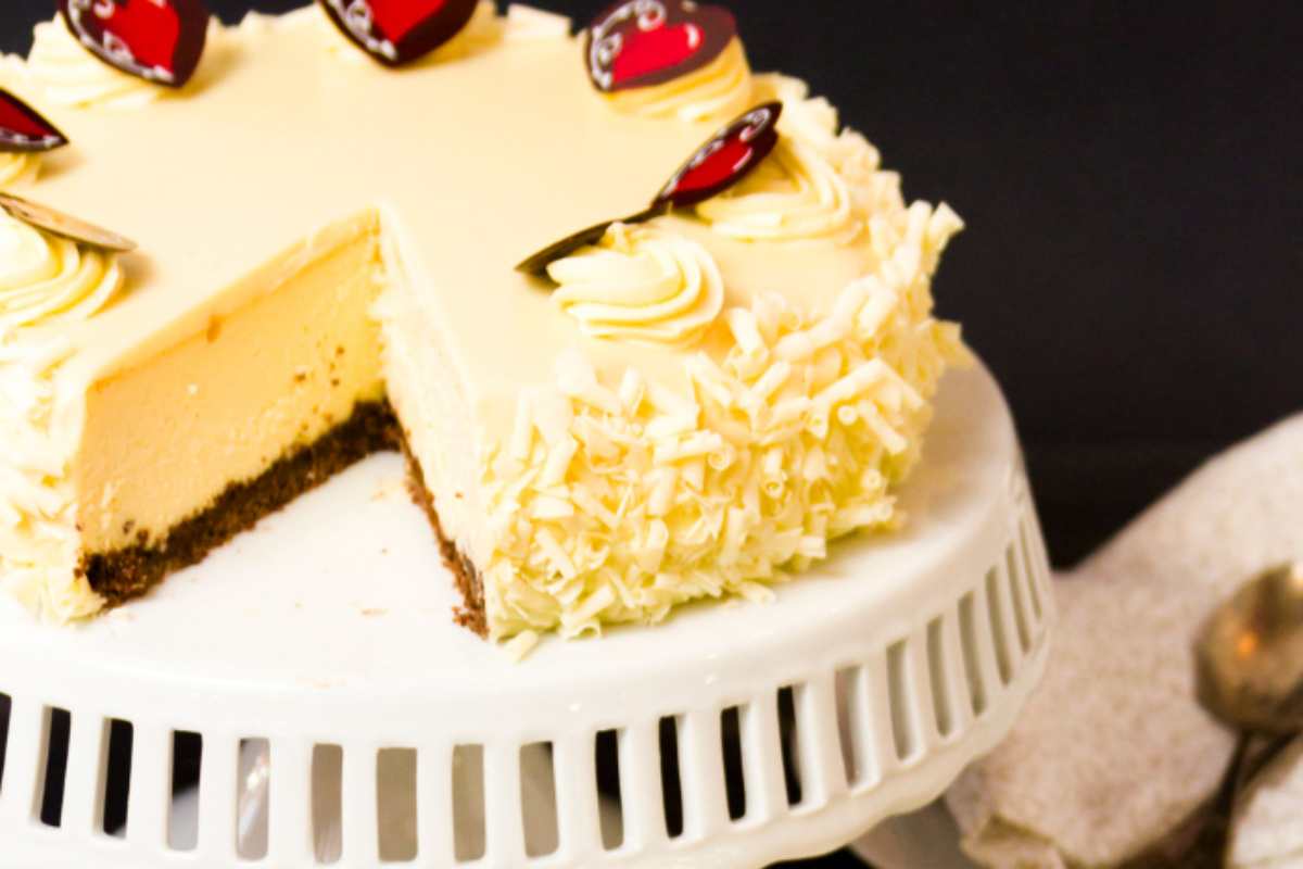 cheesecake al cioccolato bianco con fetta tagliata