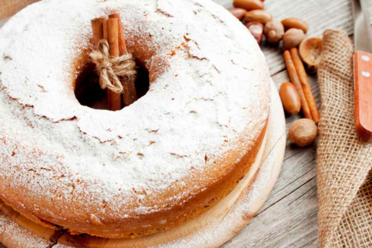 ciambellone soffice ricoperto di zucchero a velo