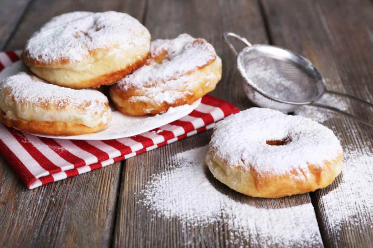 ciambelle ricoperte di zucchero a velo