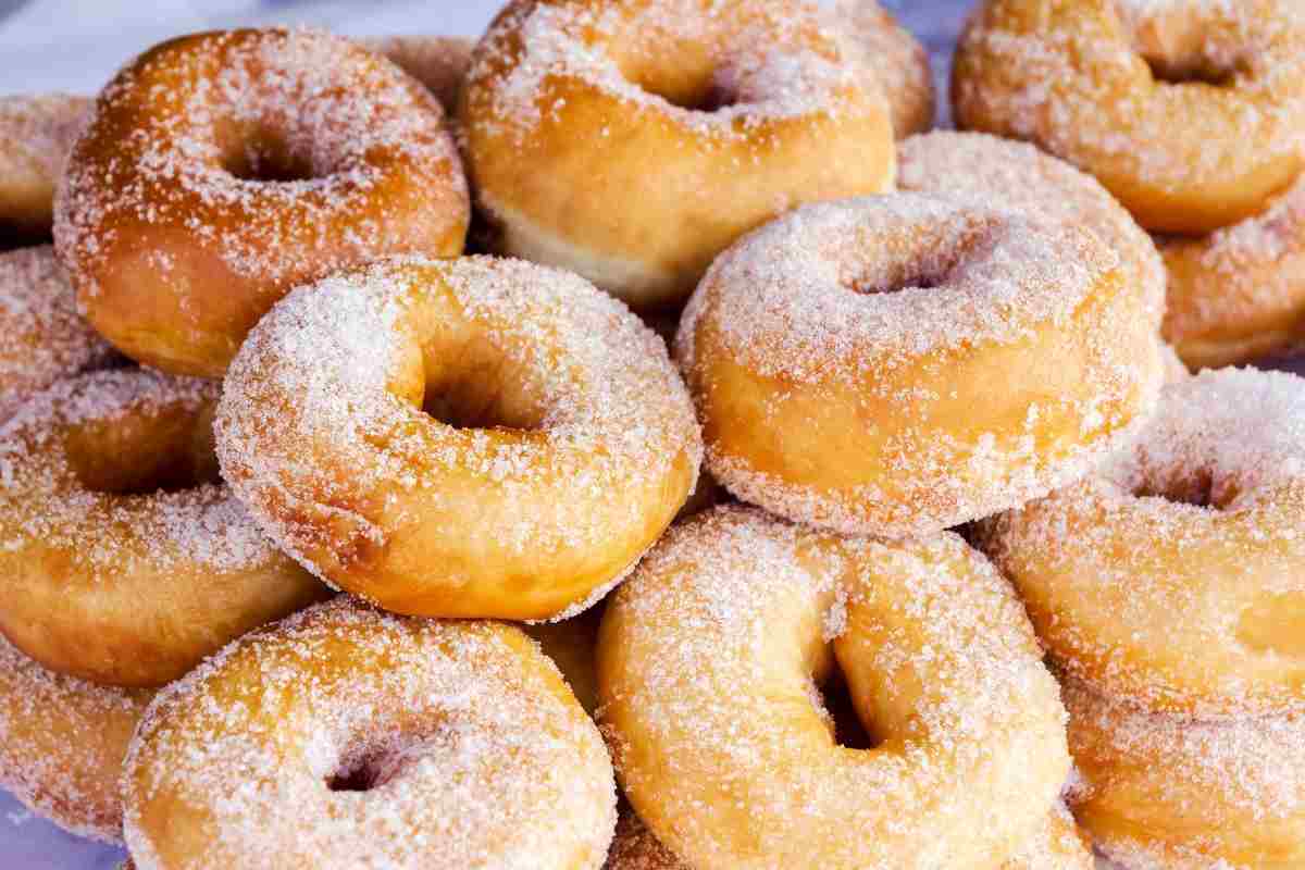 ciambelle impilate con zucchero al velo in superficie