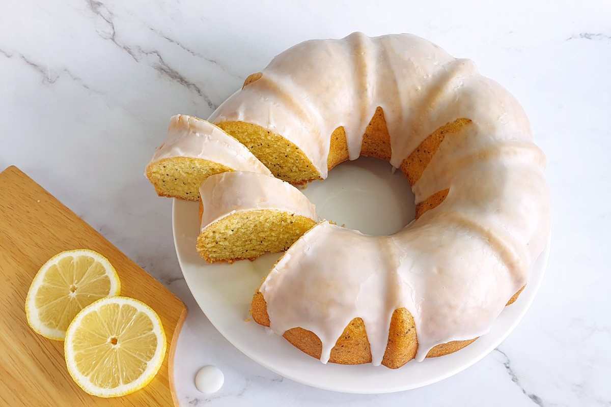 ciambellone con glassa bianca tagliato a fette e limone