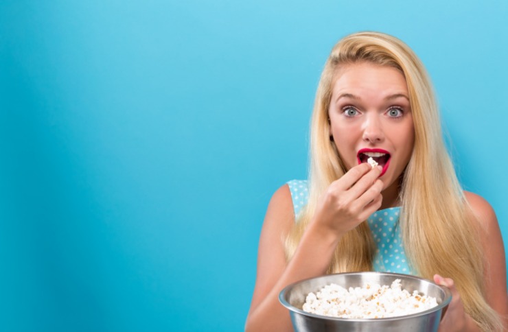 donna che mangia dei popcorn
