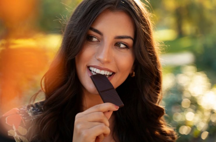 donna che mangia un pezzo di cioccolato