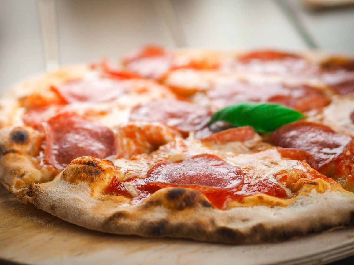 una pizza sottile con salame e salsa