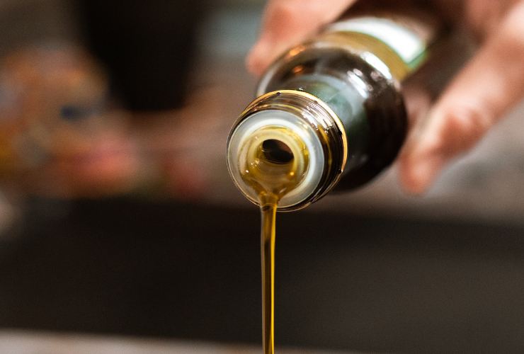 versare olio dalla bottiglia