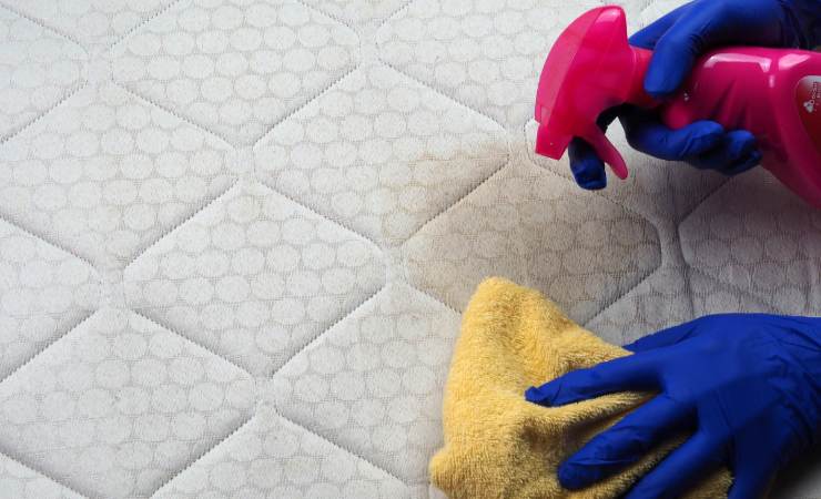 passare il materasso con la spugna 
