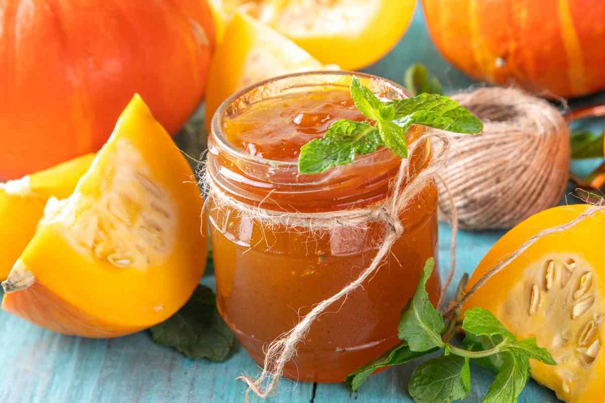 un barattolo di marmellata di zucca fatta in casa
