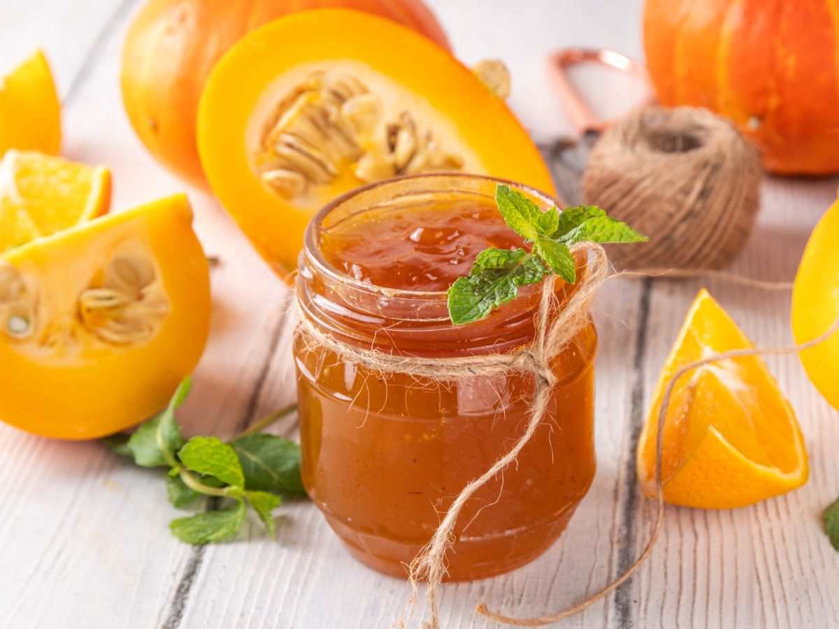 un vasetto di marmellata di zucca