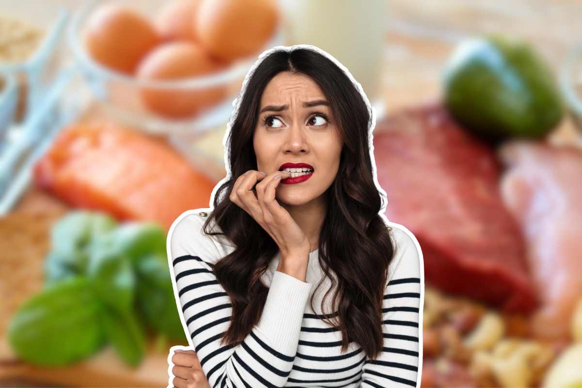 donna preoccupata in primo piano e alimenti sul tavolo