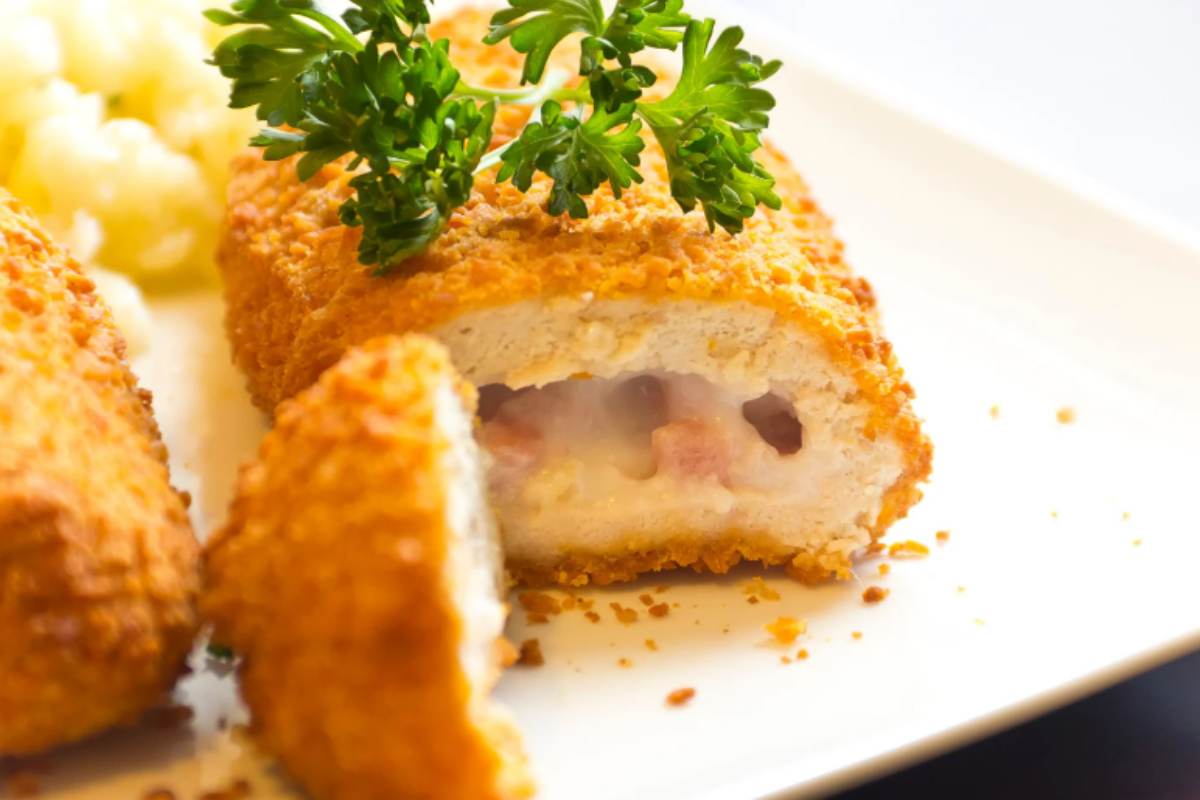 cordon bleu panato tagliato a metà in un piatto