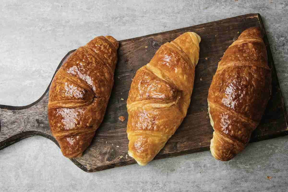 cornetti morbidi su un tagliere
