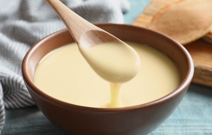 crema al latte semi densa in ciotola di legno